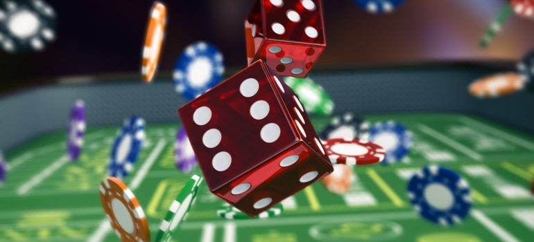 What should I do if I suspect cheating in an online casino game?
